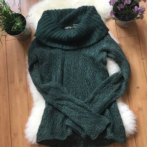 Mesh turtle neck sweater.